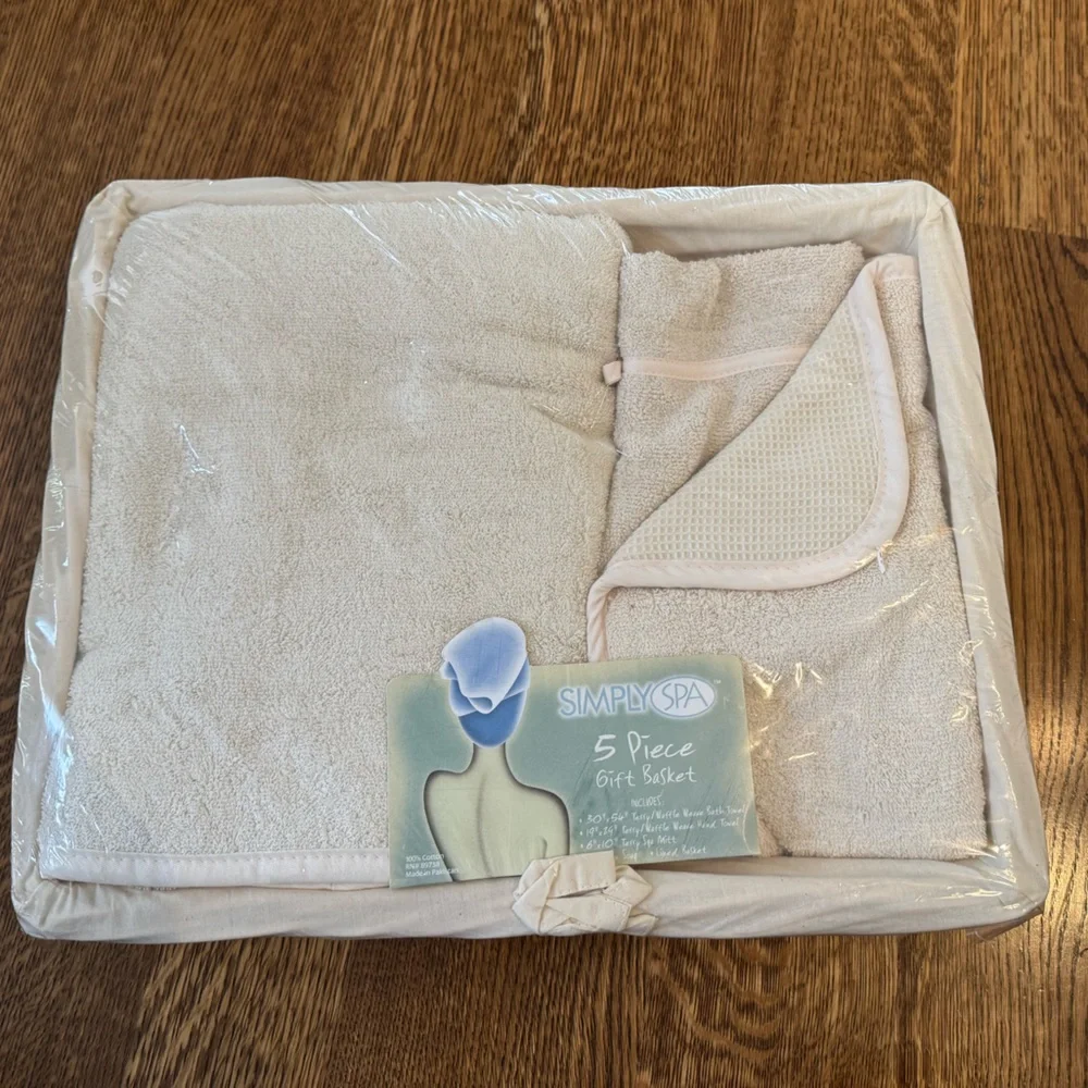 Simply Spa 5-piece gift basket containing cotton towels, a spa mitt, soap-NEW
